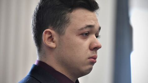 La polémica absolución en EU de Kyle Rittenhouse, joven que mató a dos personas en protestas raciales