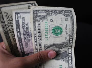 Precio del dólar abre al alza este miércoles en 19.12 pesos al mayoreo