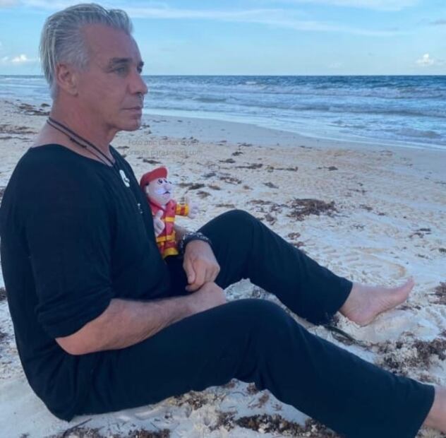 Tecladista de Rammstein comparte foto mientras duerme con su Dr. Simi