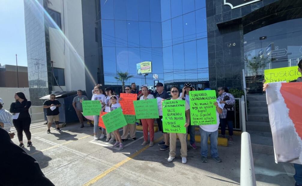 Personas protestan por cuerpos sin ser calcinados en crematorio plenitud (23/07/2025). Foto: Paola Gamboa / EL UNIVERSAL