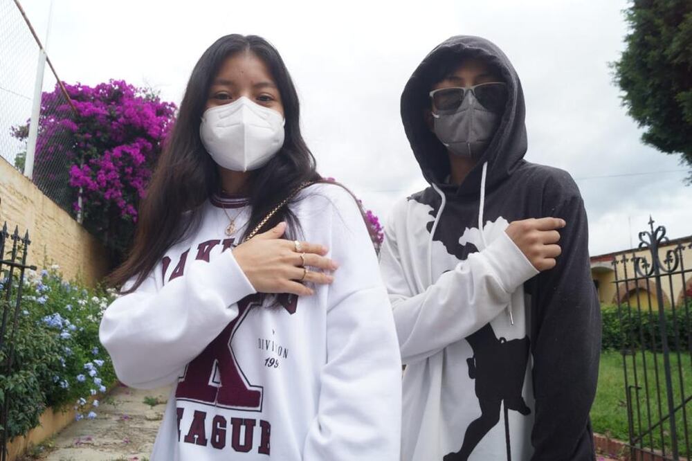 Daniela y Fernando, de 15 y 13 años respectivamente, recibieron la primera dosis de Pfizer. FOTOS: Edwin Hernández