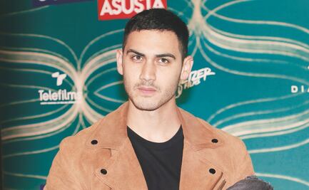 Alejandro Speitzer no cabe de amor