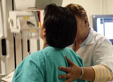 Recomiendan en EU mamografías desde los 40 años, y no hasta los 50