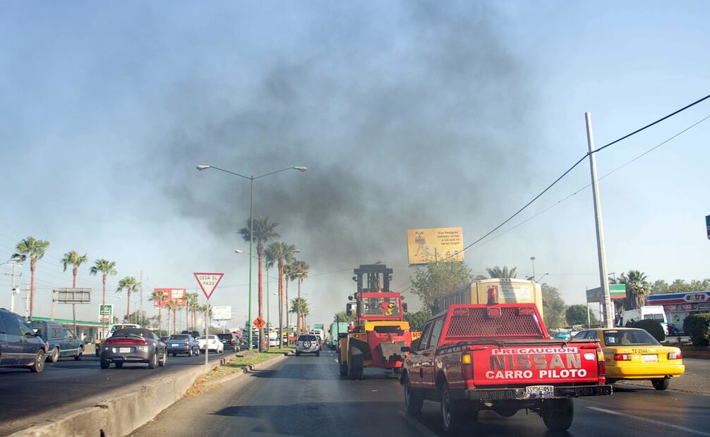 Los vehículos son una importante fuente de contaminación atmosférica, en especial aquellos que no cumplen con la reglamentación. Foto: Fernando Cazares/EL UNIVERSAL.