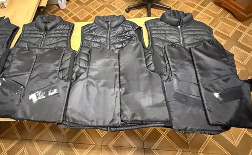 Detienen en Coyoacán a pareja por realizar disparos al aire; les decomisan 2 chalecos balísticos y 82 cartuchos. Foto: SSC CDMX