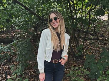 Mariana Rodríguez destaca con jeans cargo y chamarra de piel