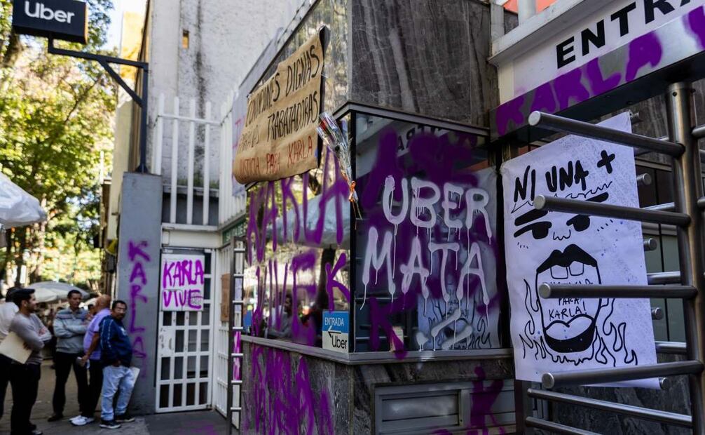 Integrantes de la comunidad trans protestaron frente las oficinas de Uber México, ante el feminicido de Karla Patricia, conductora de Uber asesinada en Azcapotzalco; exigen una indemnización justa y reparación integral justa. Foto Hugo Salvador El Universal