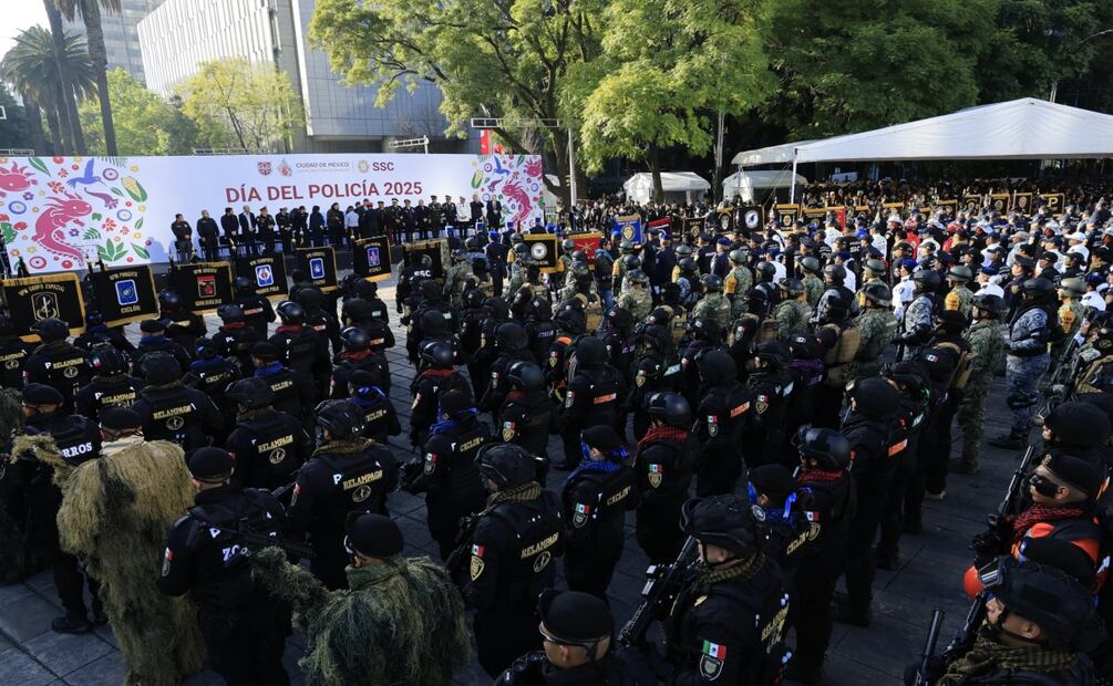 Clara Brugada encabeza desfile por el Día del Policía; destacó la reducción de la incidencia delictiva. Foto: Especial