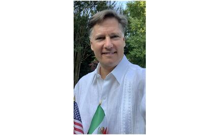 Agradece embajador Landau guayabera chiapaneca que AMLO le regaló