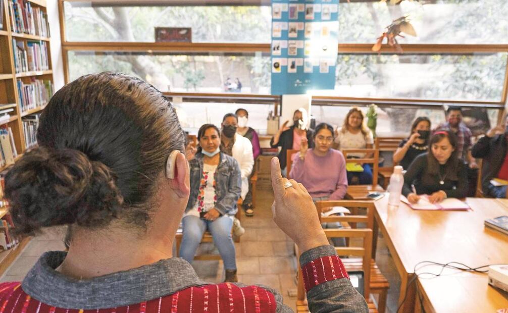 El licenciado asegura que al ayudar a sus padres se dio cuenta de la discriminación que hay hacia las personas con discapacidad auditiva. Foto: Mario Arturo Martínez/ El Universal