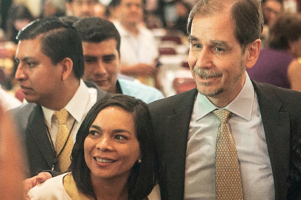 Agustín Basave Benítez, dirigente nacional del partido del sol azteca, amenaza con renunciar a ese organismo político si no se le aprueba su propuesta de alianzas con el PAN en ocho entidades. Opositores no quieran más de cuatro (ARCHIVO ELUNIVERSAL)