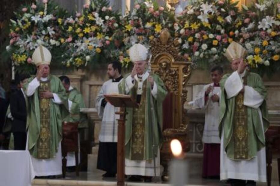 Carlos Aguiar Retes recibe Palio Arzobispal de manos de nuncio apostólico