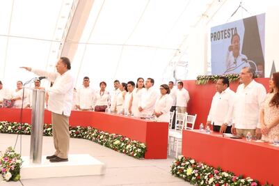Rinden protesta 17 alcaldes en Tabasco