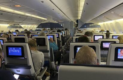 Arrestan en avión a pareja que huyó de hotel en Ámsterdam donde guardaba cuarentena por Covid