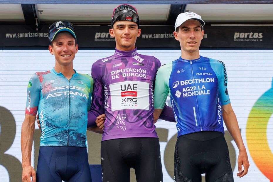 Isaac del Toro celebra en el podio su victoria en la clasificación general junto al segundo clasificado, el italiano, Lorenzo Fortunato (i) y el tercero, el francés, Léo Bisiaux, tras la última etapa de la Vuelta Ciclista a Burgos, este sábado entre Quintana del Pidio y Lagunas de Neila - Foto: EFE