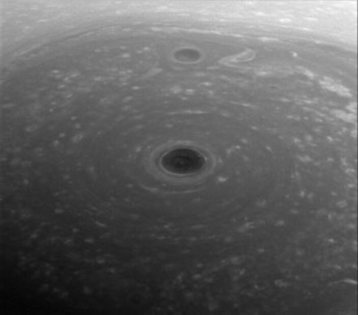 Comparten el primer plano del polo norte de Saturno