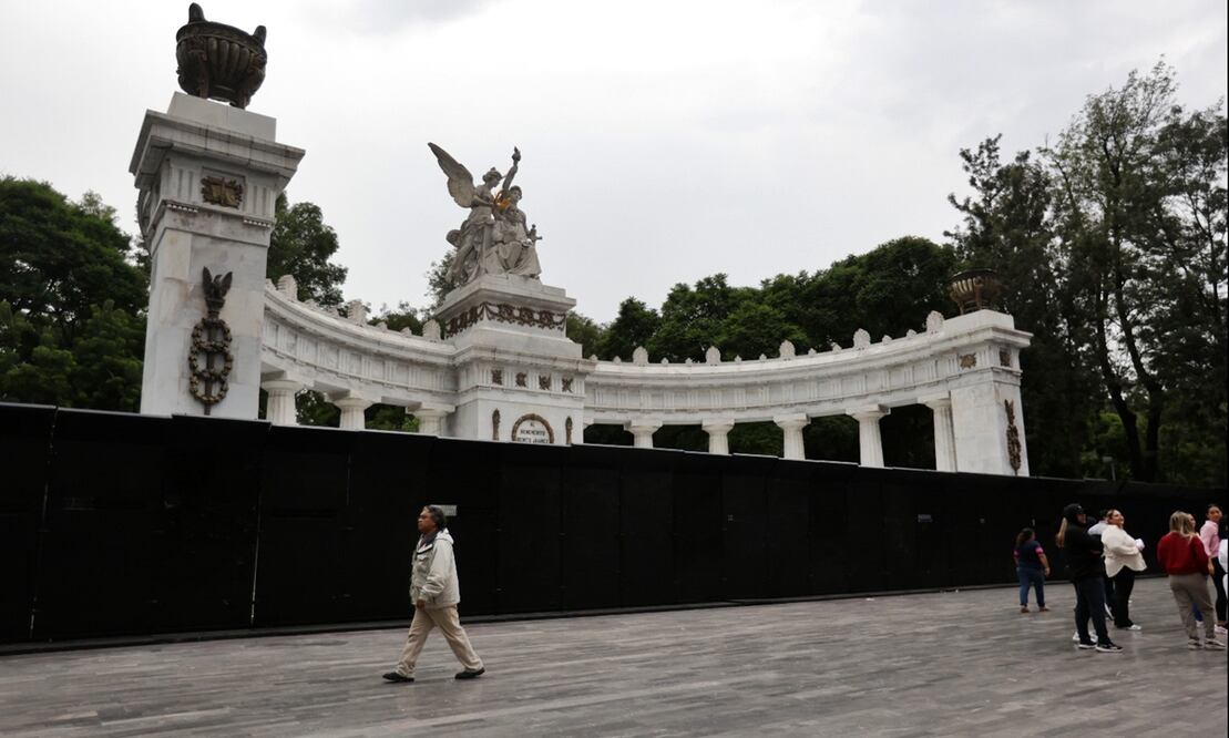 Edificios, monumentos y diversos negocios son resguardados con vallas metálicas por la tercera marcha contra la gentrificación en Paseo de la Reforma y el Centro de la Ciudad de México, el 25 de julio de 2025. Foto: Francisco Rodríguez/EL UNIVERSAL