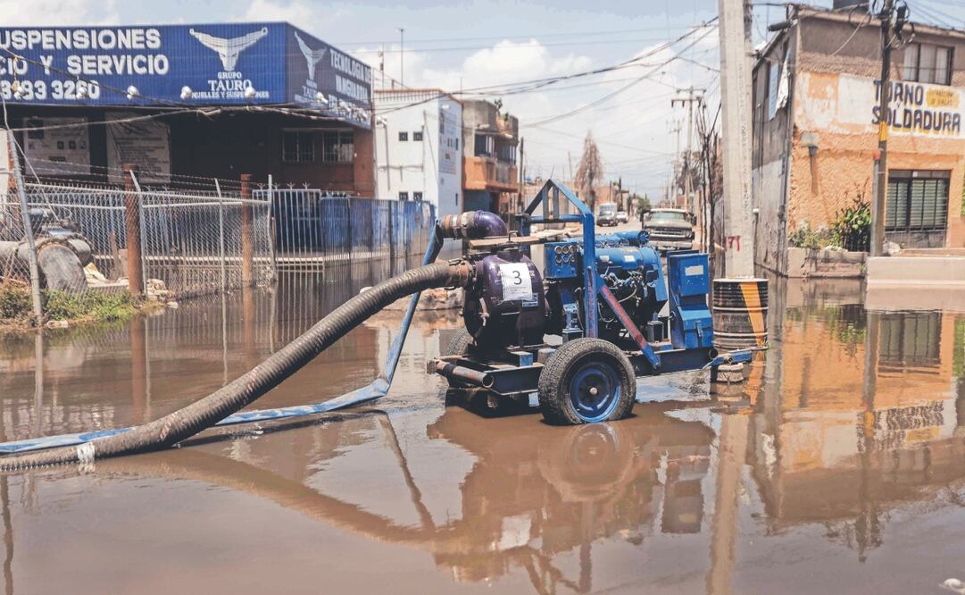 Calles de las colonias Culturas de México y Jacalones 2 en Chalco permanecen inundadas un día antes de la puesta en marcha del Colector Solidaridad; trabajadores reparan fallas en el sistema de alcantarillado. Foto: Diego Simón/ EL UNIVERSAL