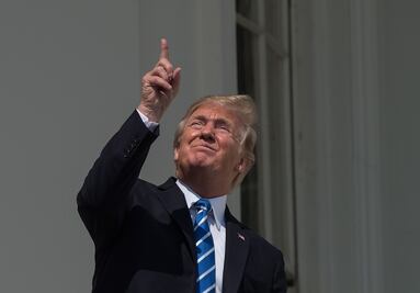 Trump observó el eclipse solar sin gafas por unos segundos, e inundó la red