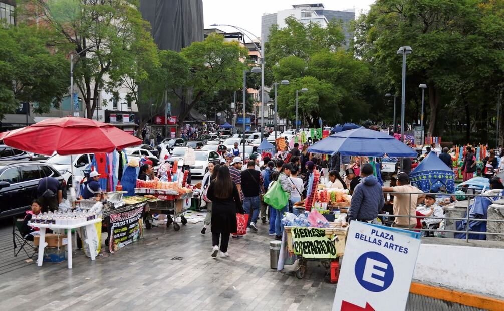 Luego del operativo, los vendedores se colocaron en los alrededores de la Alameda Central. Foto: Especial