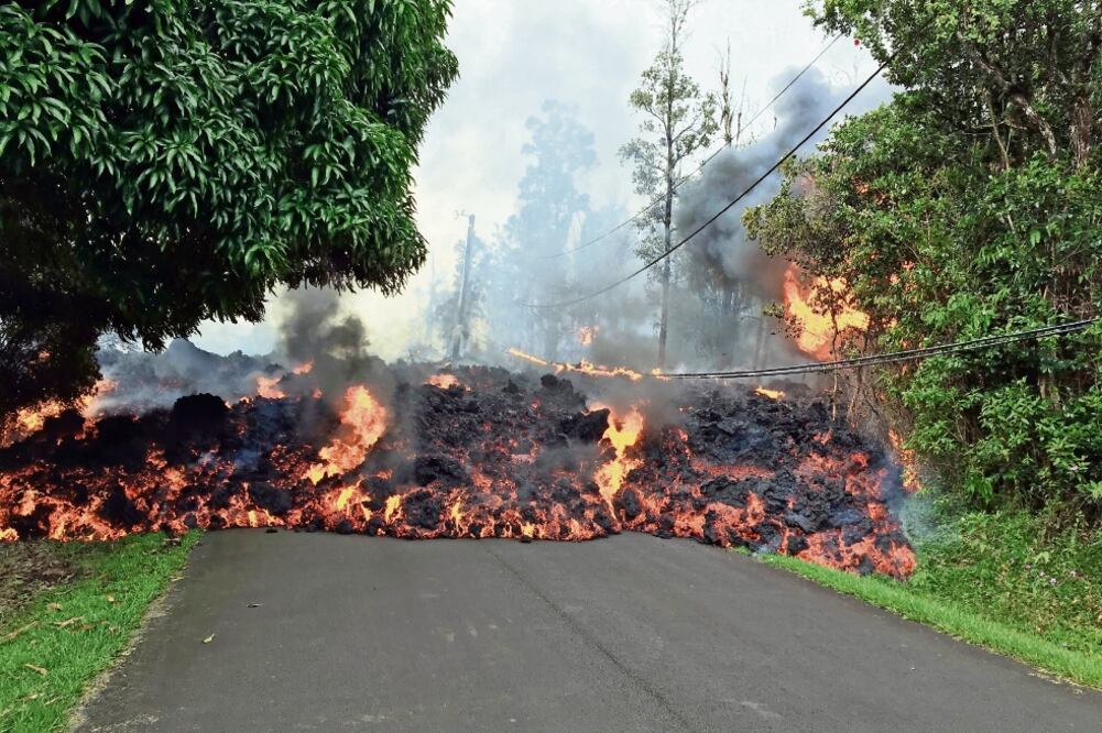 Imágenes aéreas de las autoridades mostraron riachuelos naranjas de lava filtrándose por el barrio de Leilani Estates, cubriendo algunas calles y provocando incendios (AP)