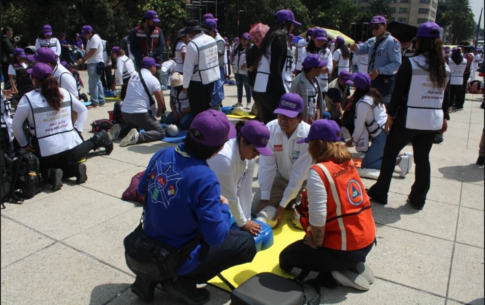 Autoridades capitalinas y cuerpos de emergencia instruyeron a 2 mil 500 personas en primeros auxilios y RCP, con maniquíes e instructores, en el Monumento a la Revolución en la Ciudad de México, el 18 de septiembre de 2025. Foto: Darío Luna/EL UNIVERSAL