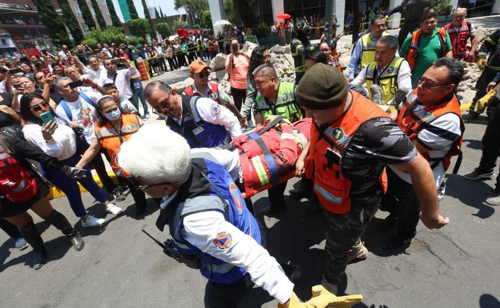 Bomberos atienden a heridos que formaban parte del simulacro (29/04/2025). Foto: Especial