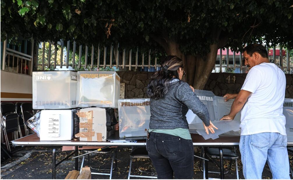 Instalación de casilla electoral. Foto: Gabriel Pano/EL UNIVERSAL