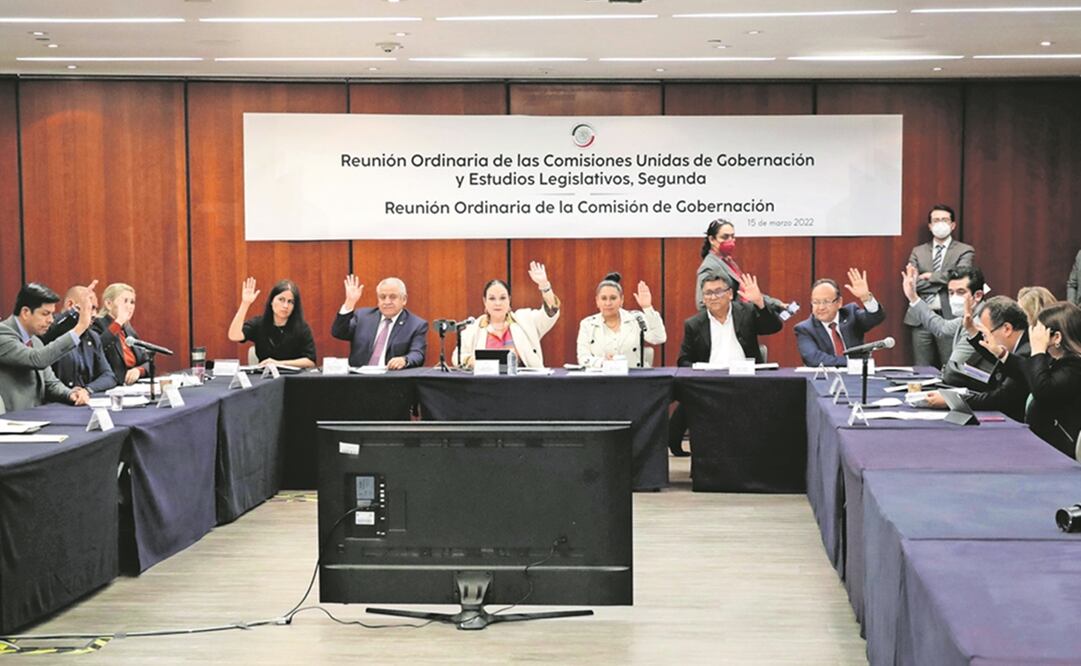 Comisiones de Gobernación y Estudios Legislativos Segunda del Senado aprobaron por 18 votos a favor y 10 en contra la minuta del decreto que permite a funcionarios promover la consulta ciudadana. Foto: ESPECIAL