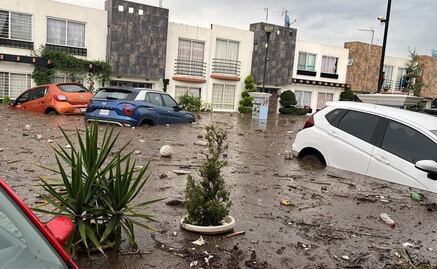Fuertes lluvias desbordan Canal de San Martín en Chalco; reportan viviendas y carros bajo el agua