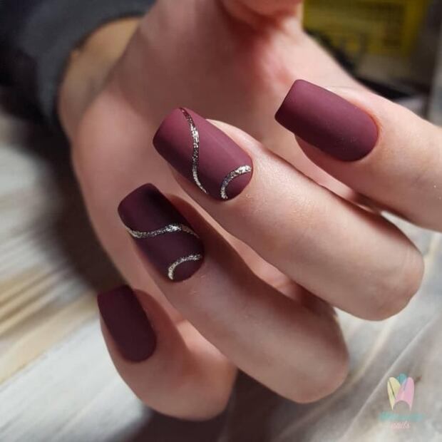 De las pasarelas a tu mani, el vino es el color de uñas más top para esta temporada