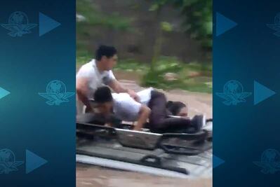 Captan momento en que corriente arrastra camioneta con 4 personas en Sinaloa