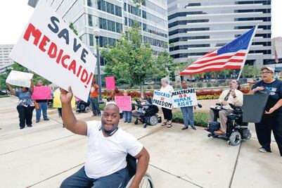 Casa Blanca rescinde su orden de congelar ayudas y préstamos federales; medida provocó la caída de portales de pagos federales