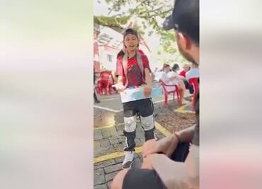 Conmueve niño genio en matemáticas que vende dulces en la calle para ayudar a su madre