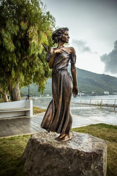 Escultura causa polémica en Italia por sexismo; artista defiende su obra