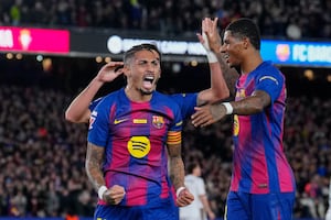 Barcelona vence al Osasuna con doblete de Raphinha y se afianza en la cima de La Liga