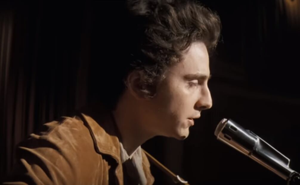 Chalamet interpreta a Dylan en el musical "A complete unknown". Foto: Captura de pantalla, YouTube SearchLight Pictures.