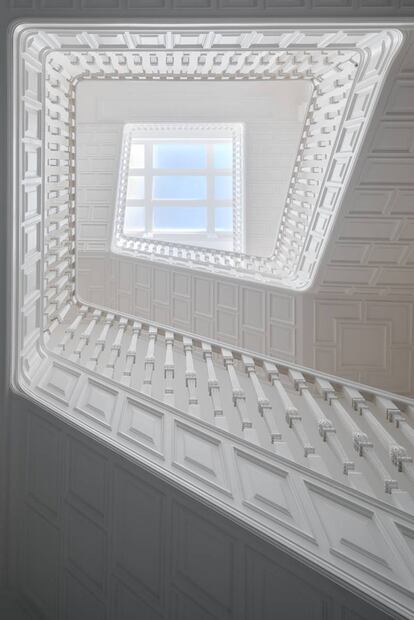 Además del tragaluz, esta toma permite apreciar el gran cuidado al detalle que tuvo el estudio arquitectónico al sacarle brillo a los detalles más antiguos de la casa. Foto: Rafael Gamo/Instagram.