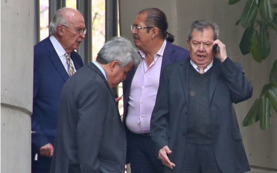 Porfirio Muñoz Ledo, junto a su abogado, Javier Quijano, en la Sala Superior del Tribunal Electoral, entregaron un documento en el que se hacen una serie de exigencias mínimas para las elecciones del 2018. Foto: Ariel Ojeda/El Universal