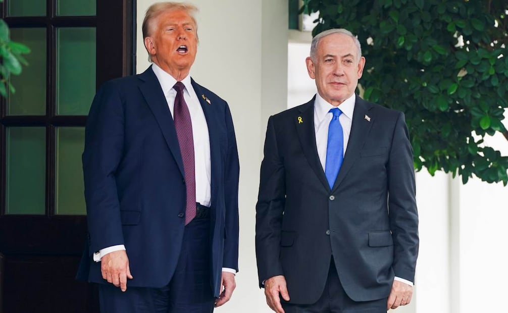 El presidente de Estados Unidos, Donald Trump (izq.), saluda al primer ministro de Israel, Benjamin Netanyahu (der.), a su llegada al Ala Oeste de la Casa Blanca en Washington, D.C., EE. UU., el 29 de septiembre de 2025. Foto: EFE
