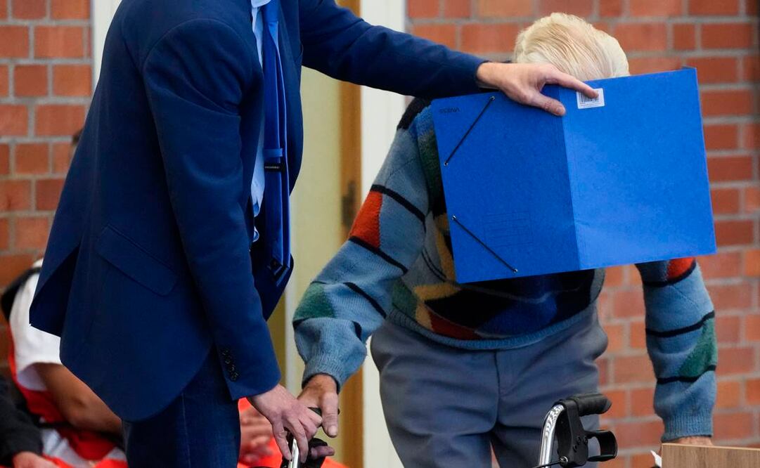 Con el cabello blanco, gafas y estatura media, el acusado recordó sus aniversarios celebrados junto con sus hijas y nietos o la admiración que su mujer sentía por él. Foto: AP