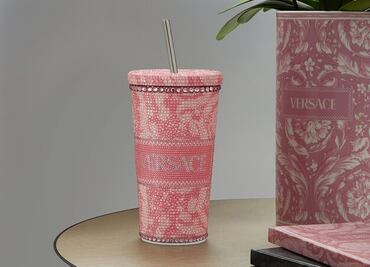 Cuánto cuesta el accesorio en forma de vaso de Versace