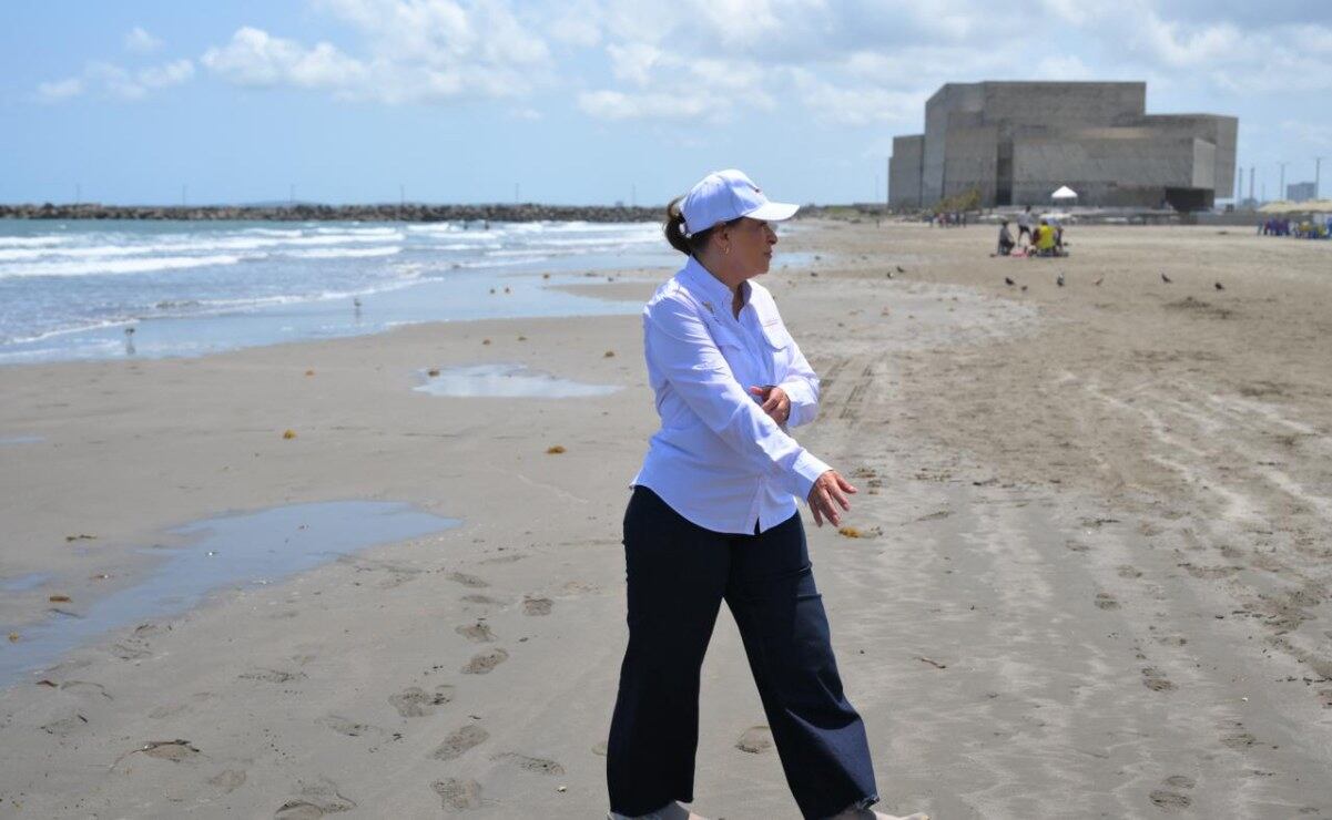 Rocío Nahle supervisa limpieza de crudo en playas de Boca del Río, Veracruz; asegura que son "trazas" de hidrocarburo.
Foto: Especial.