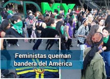 Feministas queman bandera del América en la Glorieta de los Insurgentes