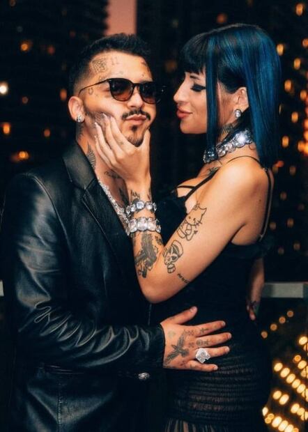 Christian Nodal y Cazzu levantan sospechas de embarazo: posan de negro y enamorados