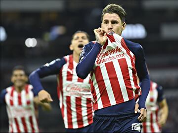 Chivas vence al Cruz Azul en el Estadio Azteca y sueñan con el repechaje