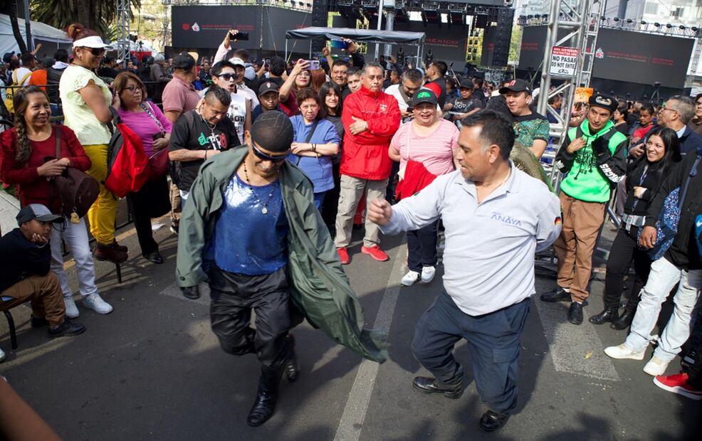 Fans de Polymarchs comienzan a llegar al escenario que se encuentra frente al Ángel de la Independencia donde se celebrará el Año Nuevo. Foto: Yaretzy M. Osnaya/EL UNIVERSAL