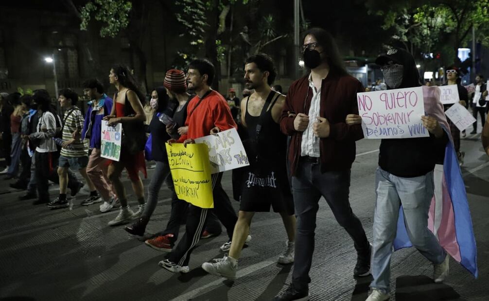 "Ni une más", "ni un asesinado más", "¡Aquí está la resistencia trans!", "¡Así se ve la furia NB!". "¡Señor, señora, no sea indiferente; se matan a los trans en la cara de la gente!", fueron algunas consignas de los asistentes. Foto: Fernanda Rojas / EL UNIVERSAL