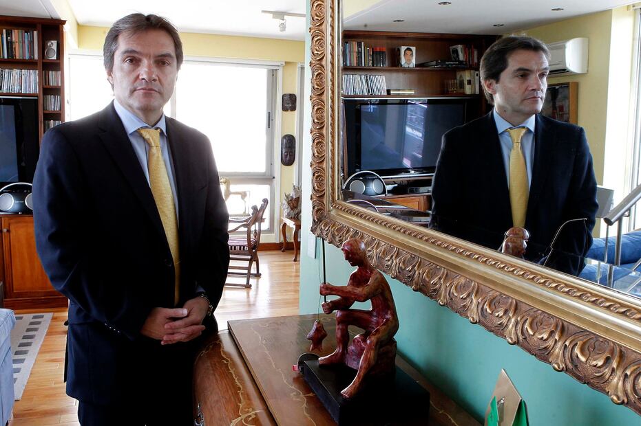 El empresario Carlos Agustín Ahumada Kurtz luego de 6 años de exilio dio una entrevista exclusiva a EL UNIVERSAL en su peculiar apartamento en el barrio de Rocaleta, Buenos Aires, Argentina. Foto Ariel Ojeda, EL UNIVERSAL.