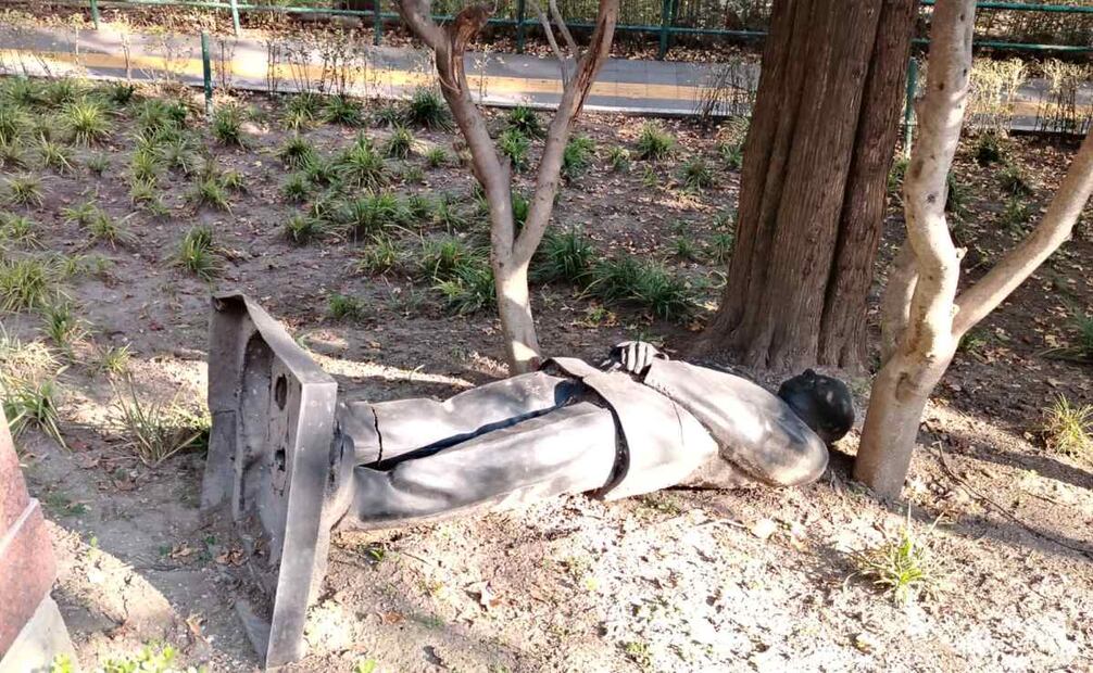 Estatua de Felipe Calderón caída en Los Pinos. Foto: Eduardo Dina/EL UNIVERSAL